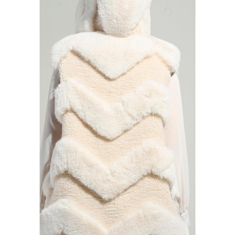 JEMI MIX MATERIAL FAUX FUR VEST IN IVORY